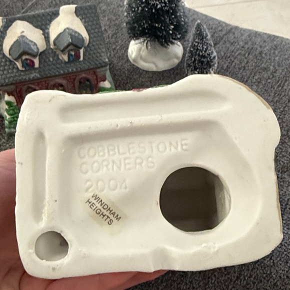 Cobblestone Corners 2004 Holiday Church & Bank with 2 trees - Picture 5 of 5